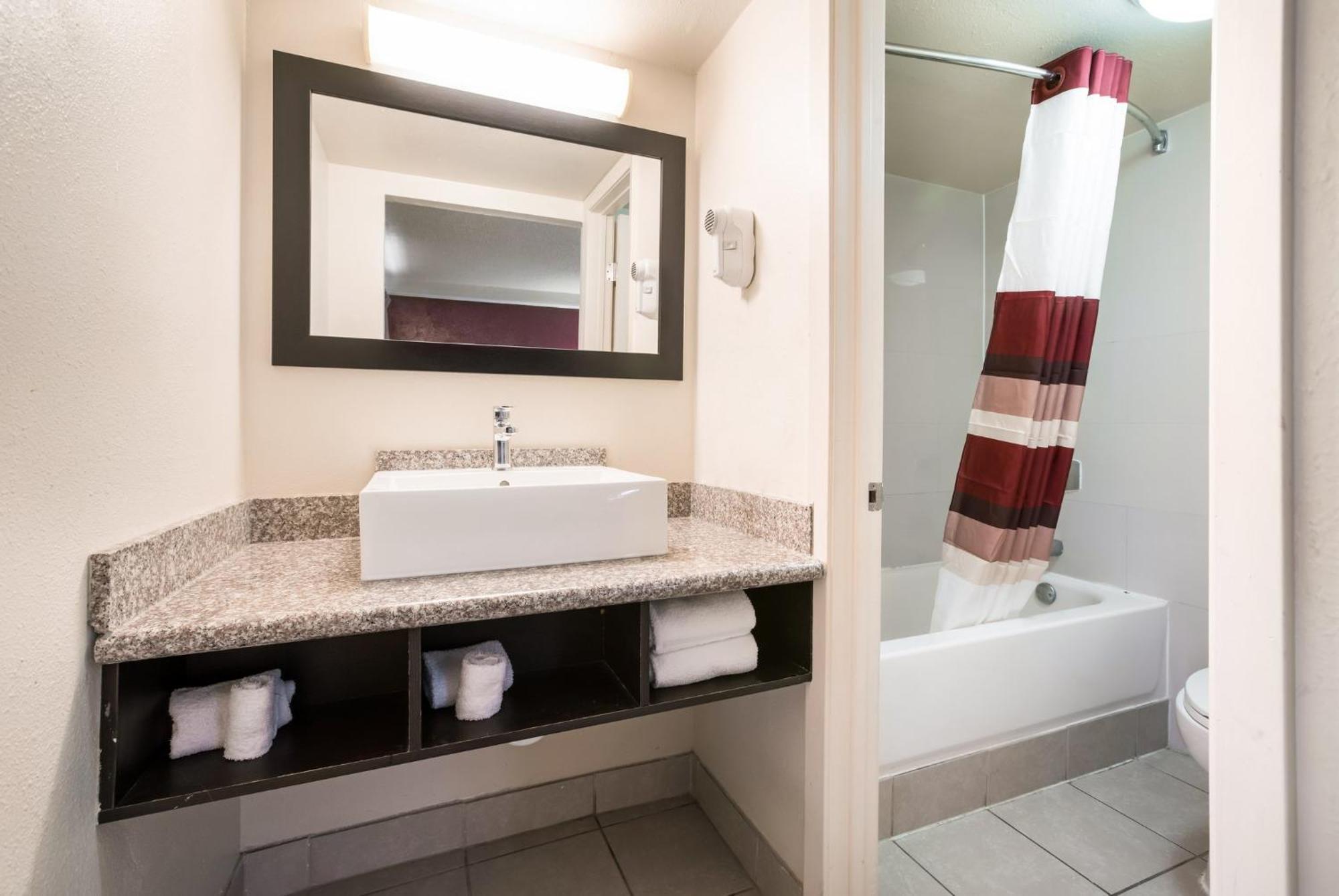 Red Roof Inn North Dallas - Park Central Bagian luar foto
