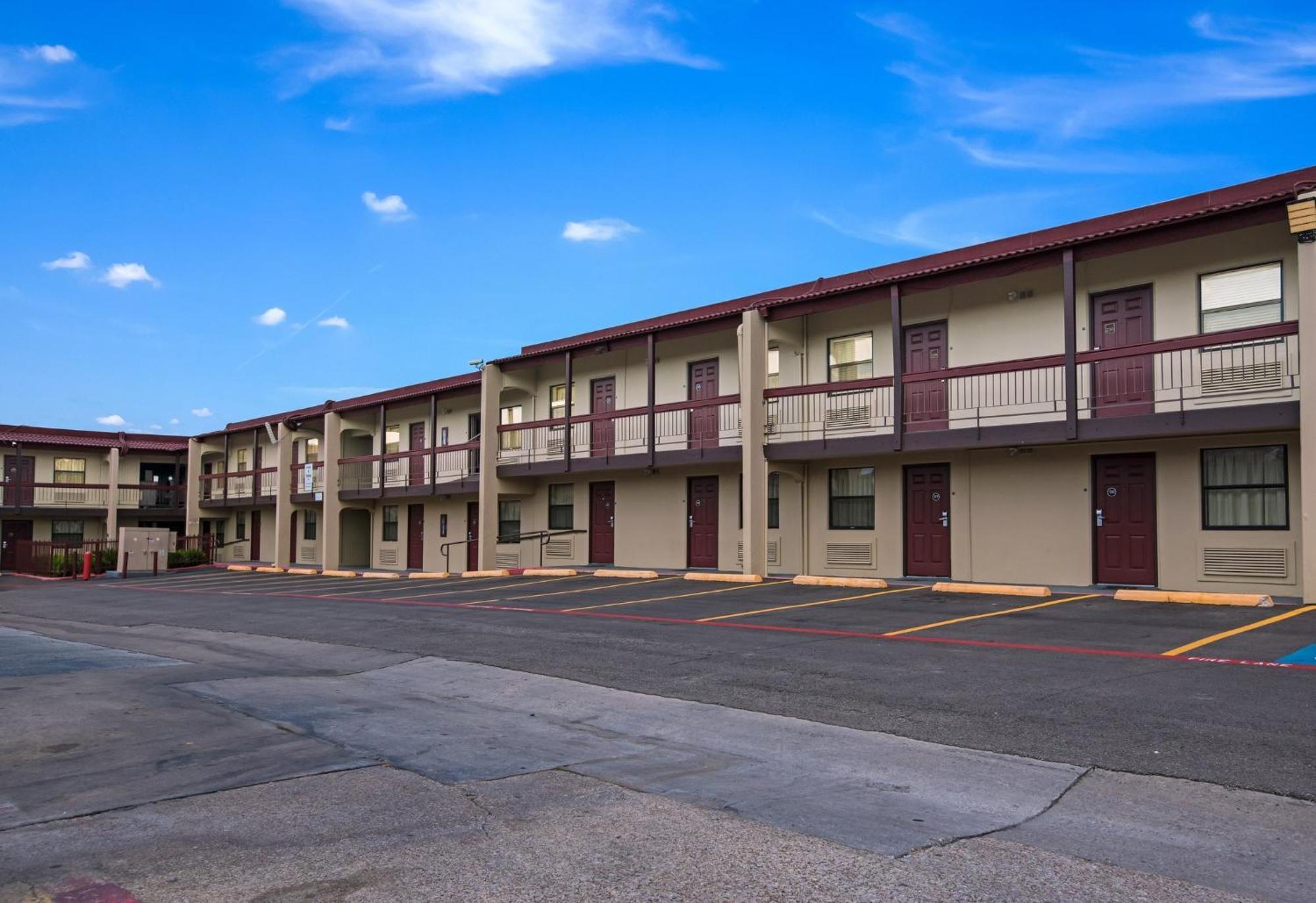 Red Roof Inn North Dallas - Park Central Bagian luar foto