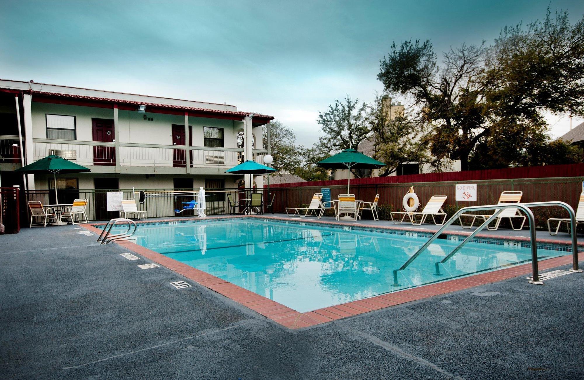 Red Roof Inn North Dallas - Park Central Bagian luar foto